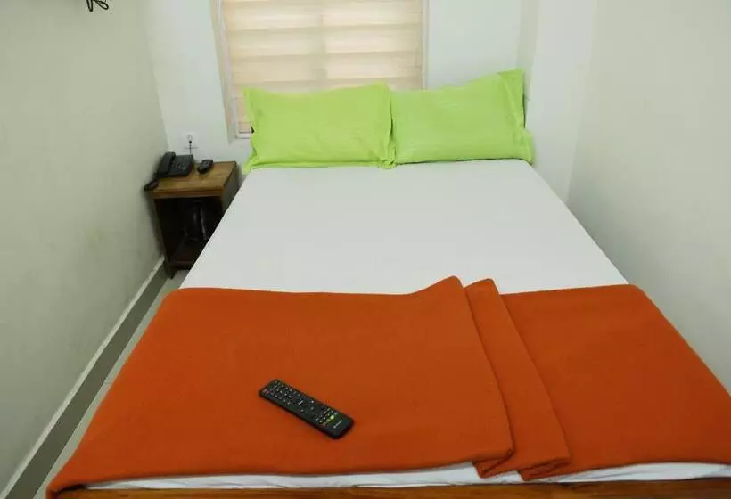 Hotelli Airport Cochin Royal Residency
