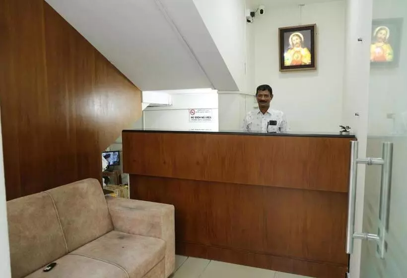 Hotelli Airport Cochin Royal Residency
