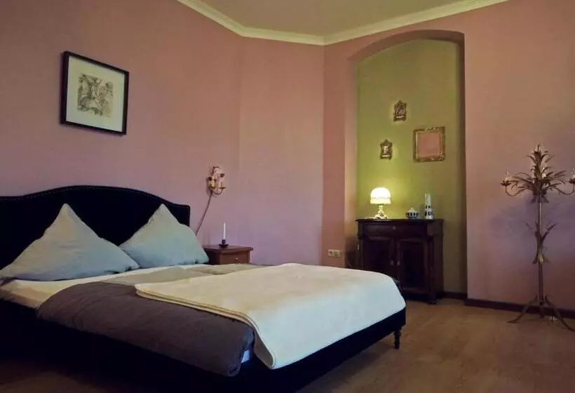 Majatalo Wohnung Ruth  Turmzimmer Anno1869 Herrenhaus Viecheln