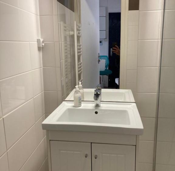 پانسیون Modhumita