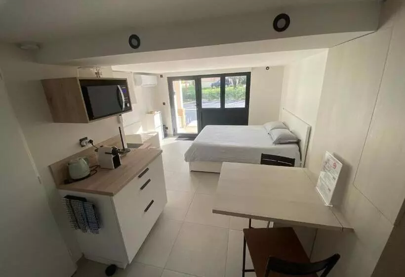 ペンション Studio Chez L Habitant Avec Piscine Commune