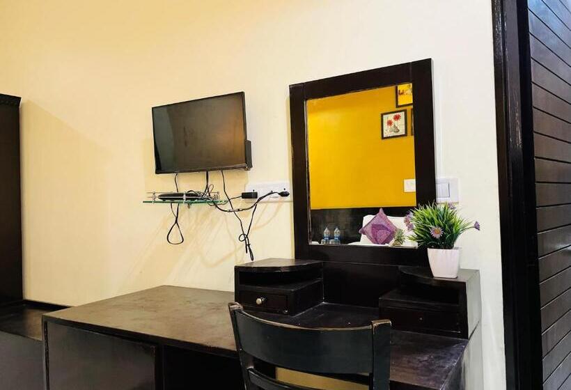 Отель Gvs 24 Club, Rooftop Cafe! Swimming Pool! Karaoke Music!