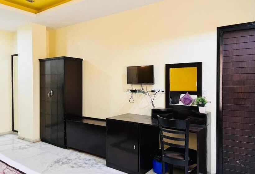 Отель Gvs 24 Club, Rooftop Cafe! Swimming Pool! Karaoke Music!