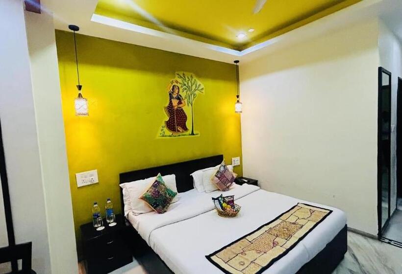 Отель Gvs 24 Club, Rooftop Cafe! Swimming Pool! Karaoke Music!