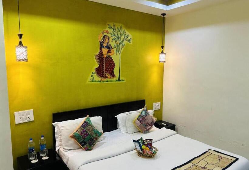 Отель Gvs 24 Club, Rooftop Cafe! Swimming Pool! Karaoke Music!