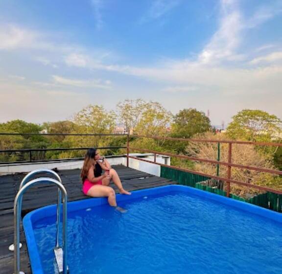 Отель Gvs 24 Club, Rooftop Cafe! Swimming Pool! Karaoke Music!