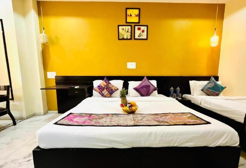 Отель Gvs 24 Club, Rooftop Cafe! Swimming Pool! Karaoke Music!