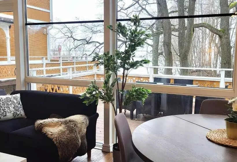 ペンション Beautiful Lakefront House