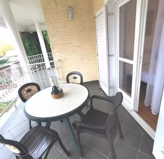 ペンション Bella Villa Apartmanház