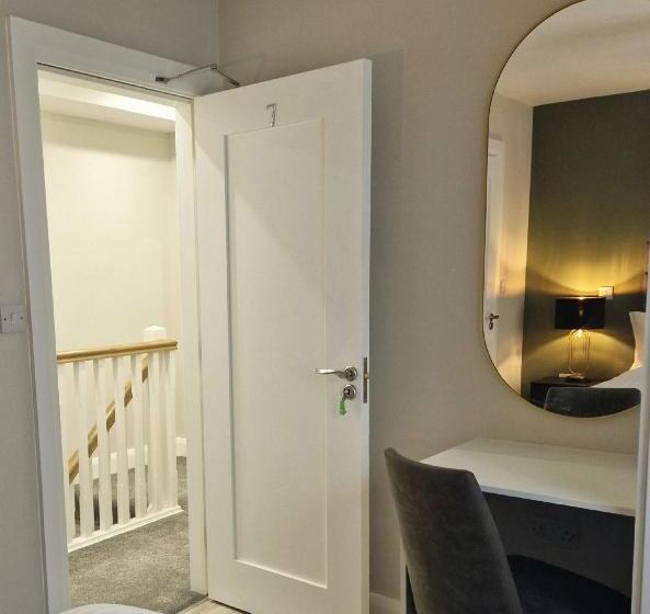 Пансион Station Lodge