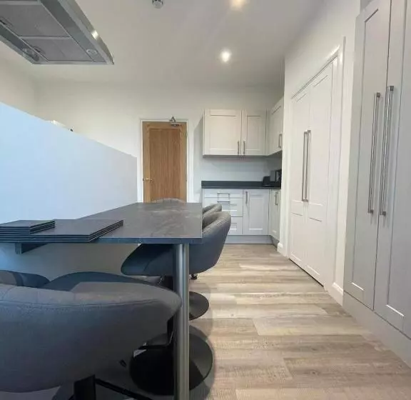 ホテル Alban Suites