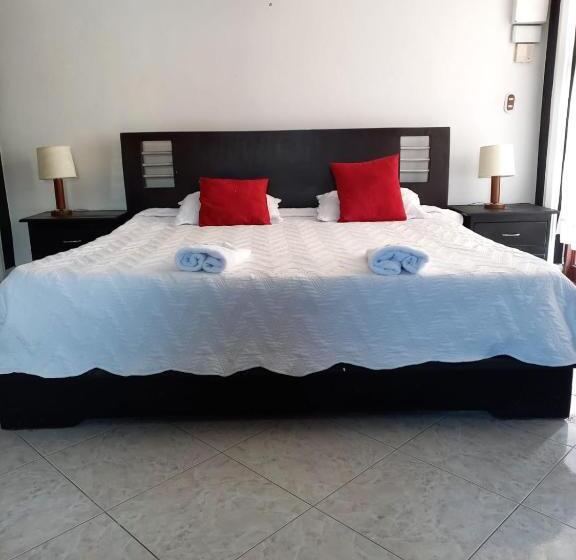 هتل Londres Plaza