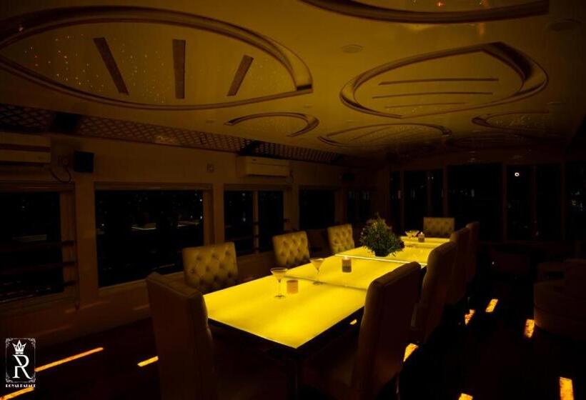 צימר Royal Palace House Boat Ultra Luxury
