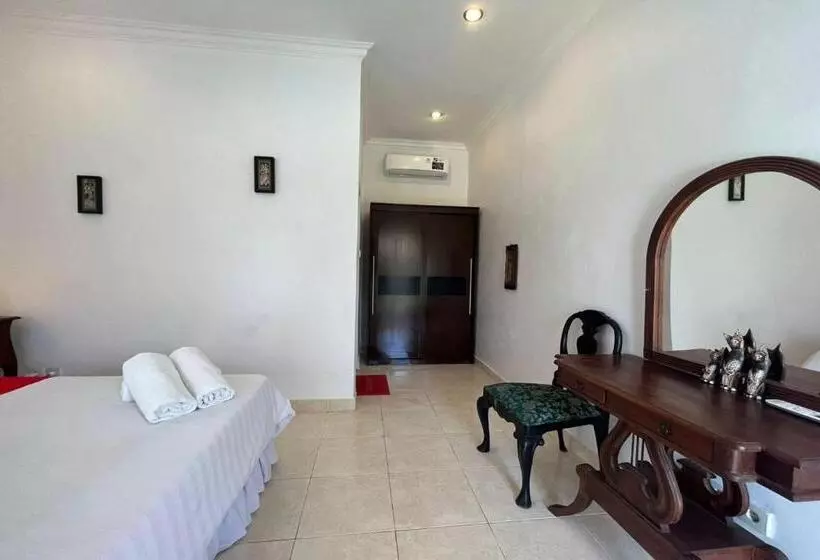 Hotelli Belvilla Pleasant Seaside Lovina Beach