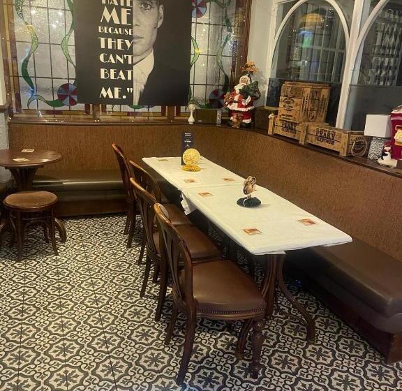 Otel The Office Bar And Restaurant