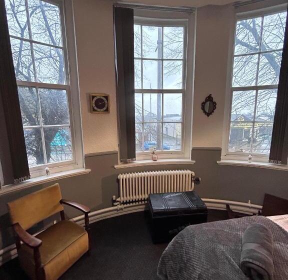 Otel The Office Bar And Restaurant