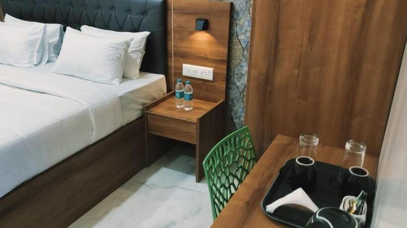 호텔 The Royal Moon