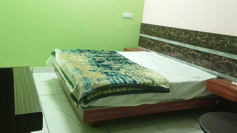 Oyo Red Rose Hotel & Restaurant