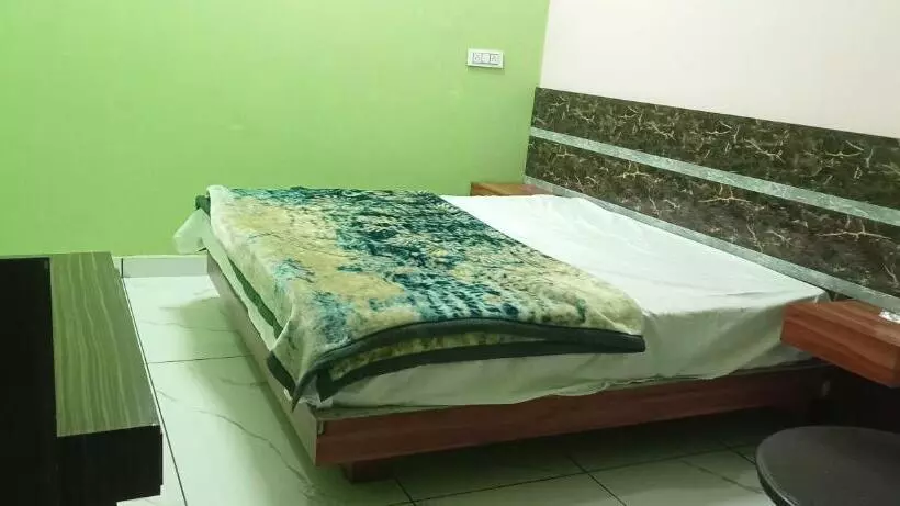 Oyo Red Rose Hotel & Restaurant