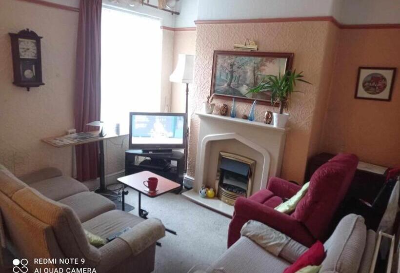پانسیون Coronation Street Style Guest House