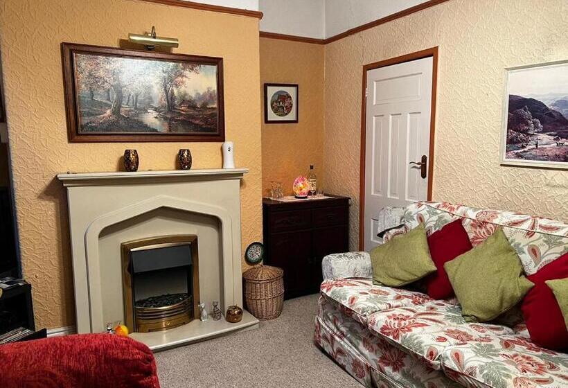 پانسیون Coronation Street Style Guest House