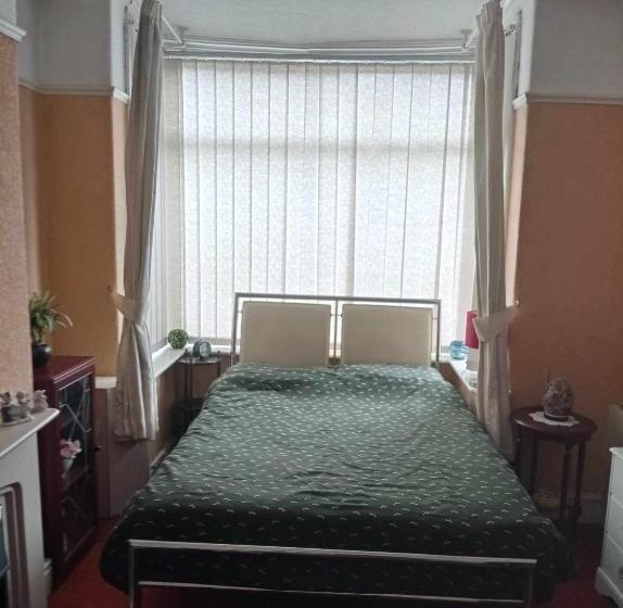 پانسیون Coronation Street Style Guest House