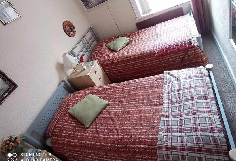 پانسیون Coronation Street Style Guest House