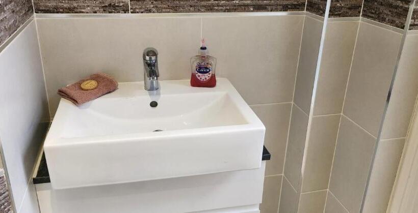 פנסיון Hull City Apartment 05