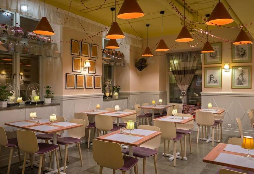 Lady Hamilton Apartments