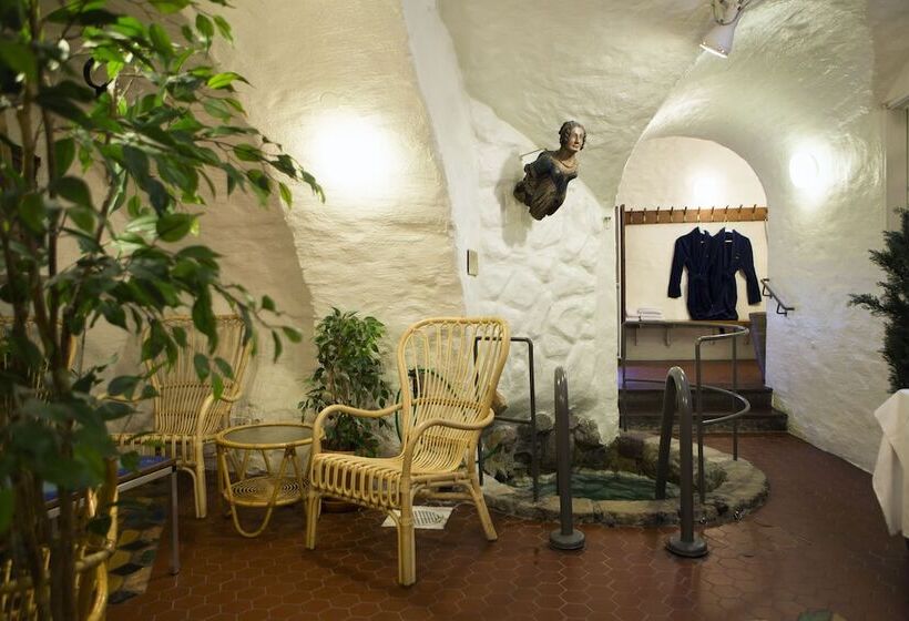 Lady Hamilton Apartments