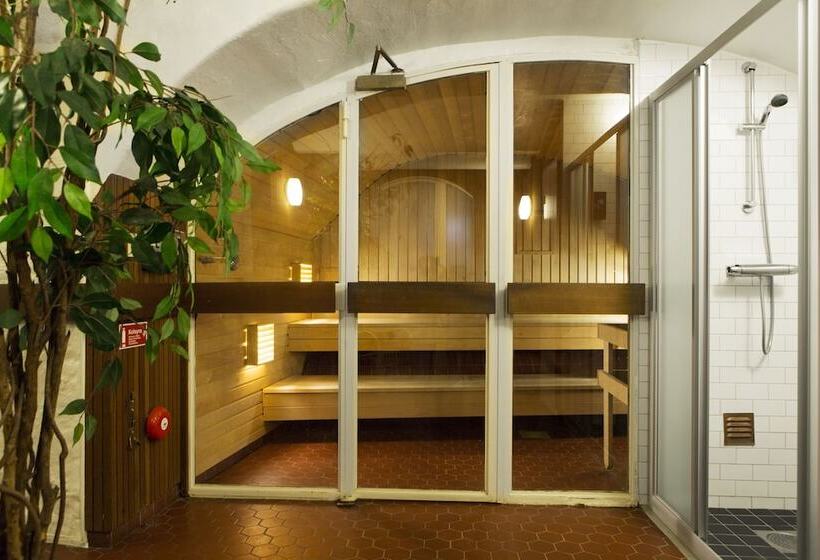 Lady Hamilton Apartments