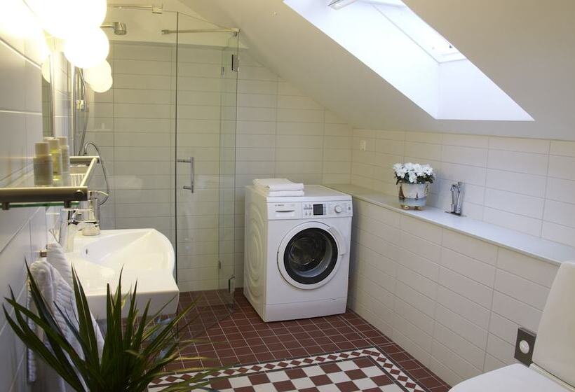 Lady Hamilton Apartments