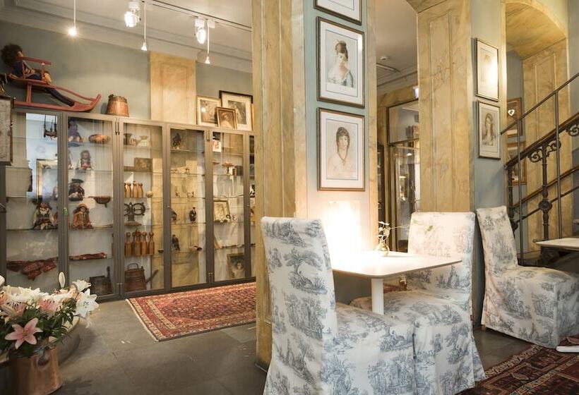 Lady Hamilton Apartments