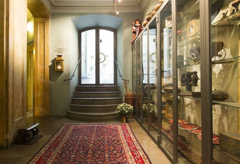 Lady Hamilton Apartments