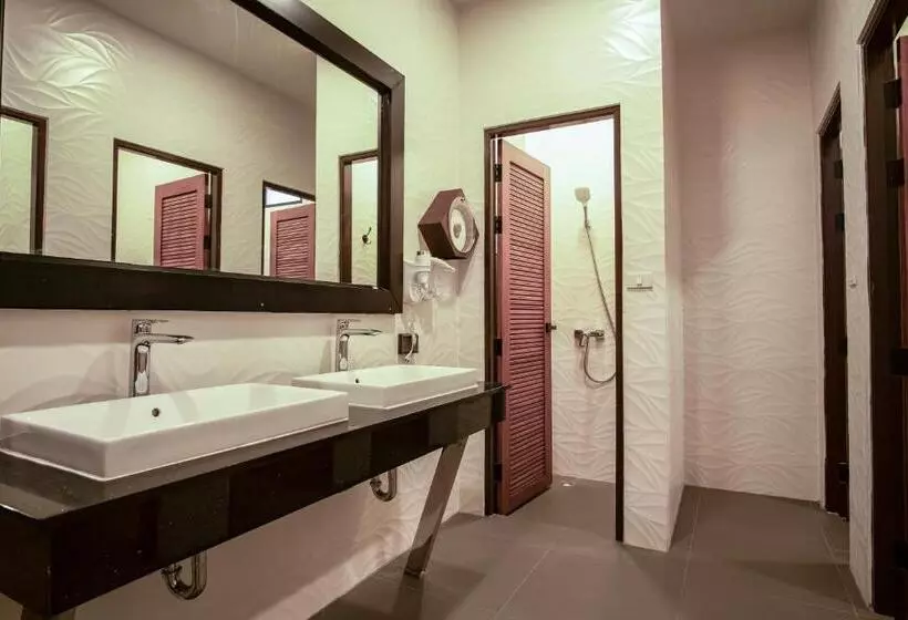 Sea Beach Hostel & Club Aonang Beachfront