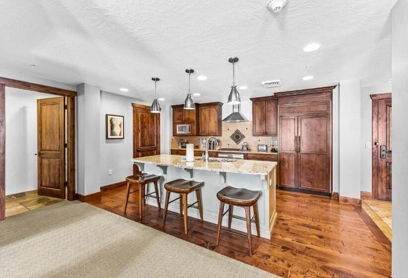 Ski In & Out At Canyons, Pet Friendly, Cozy Fireplace, Sleeps 10