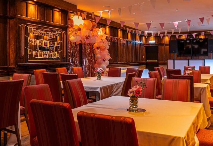 הוסטל The Plough Inn