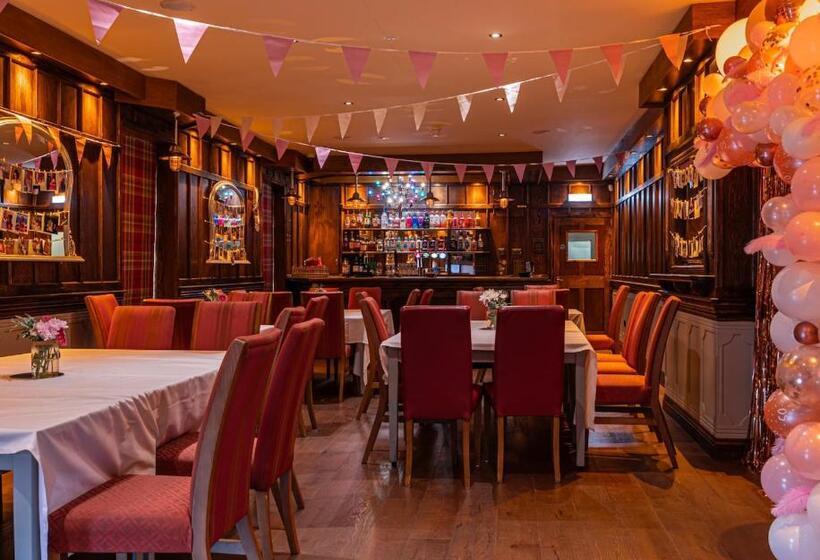 הוסטל The Plough Inn