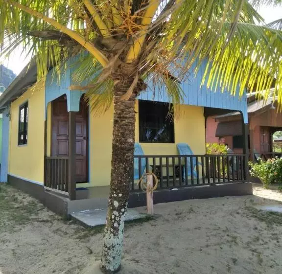 Hotelli Cempaka Chalets Tioman
