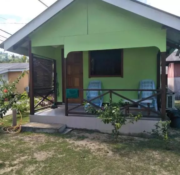 Hotelli Cempaka Chalets Tioman