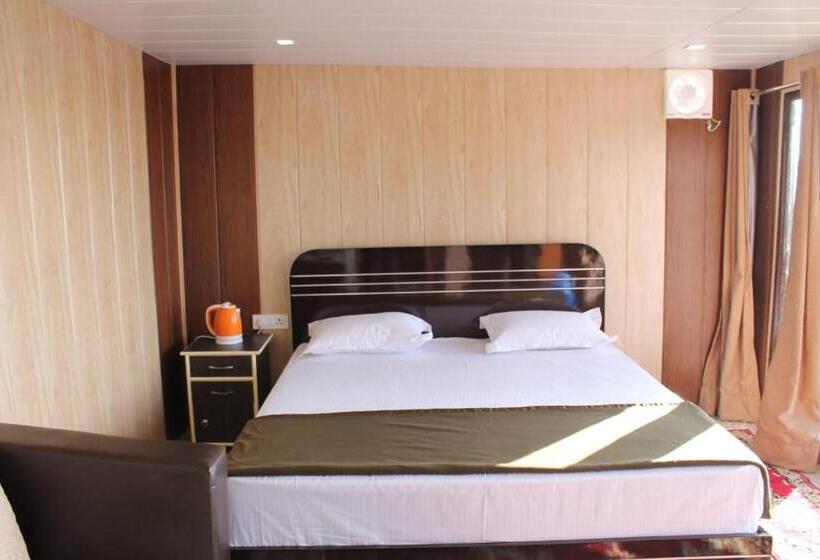 בית מלון כפרי Rmbs Resort Pvt Ltd