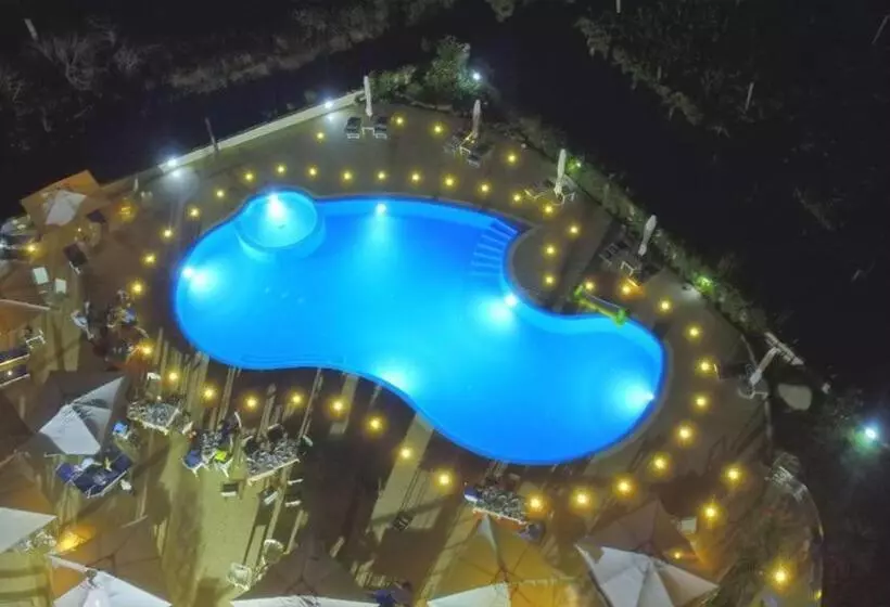 ホテル Agriturismo Falconiera