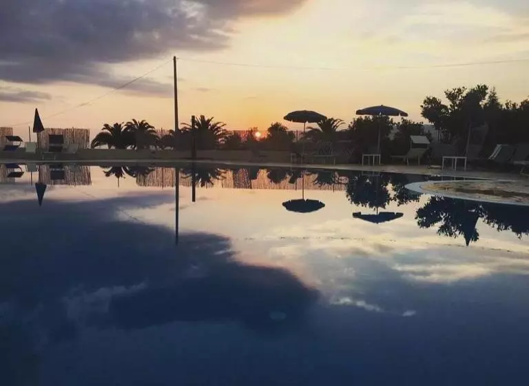 ホテル Agriturismo Falconiera