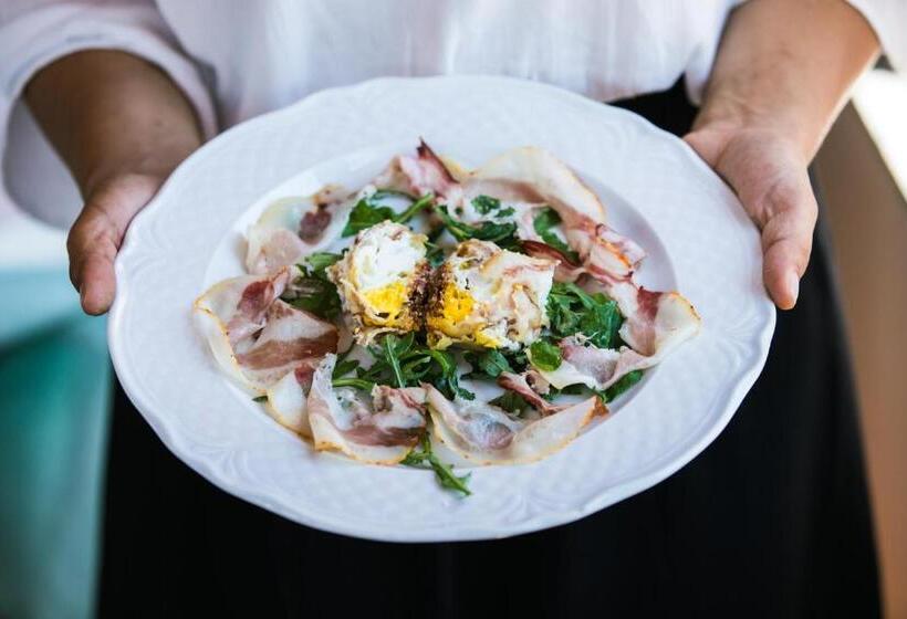 ホテル Agriturismo Falconiera