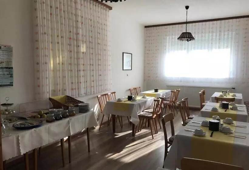 ペンション Gästehaus & Weingut Klein