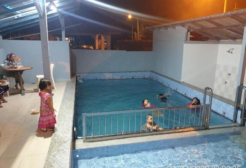 Pensió Mri Residence Homestay In Sg Buloh With Swimming Pool No Pork&alcohol Allowed