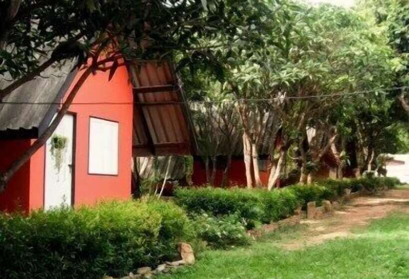 בית מלון כפרי Cashewnut Tree Resort