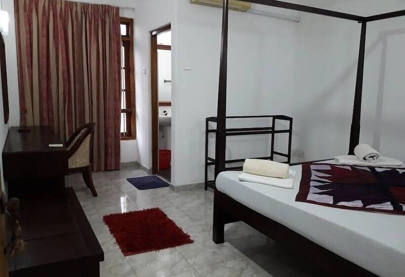 فندق Sea Front Hikkaduwa