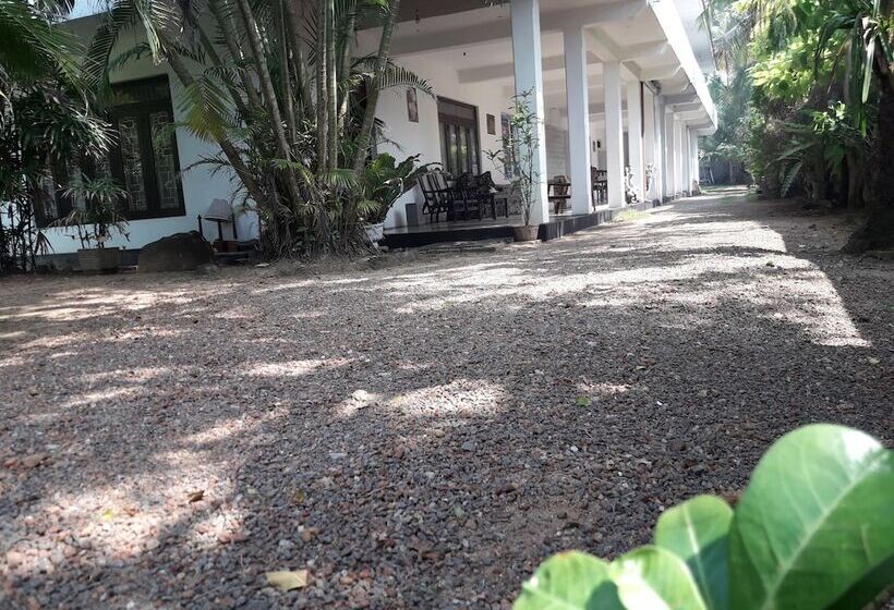 فندق Sea Front Hikkaduwa