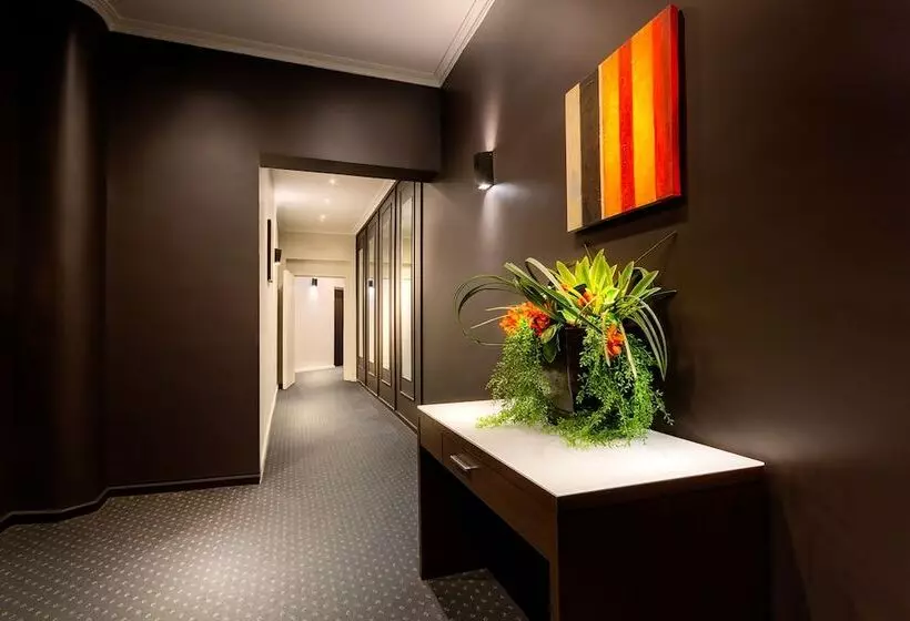Hotelli Crest On Barkly Serviced Apartments